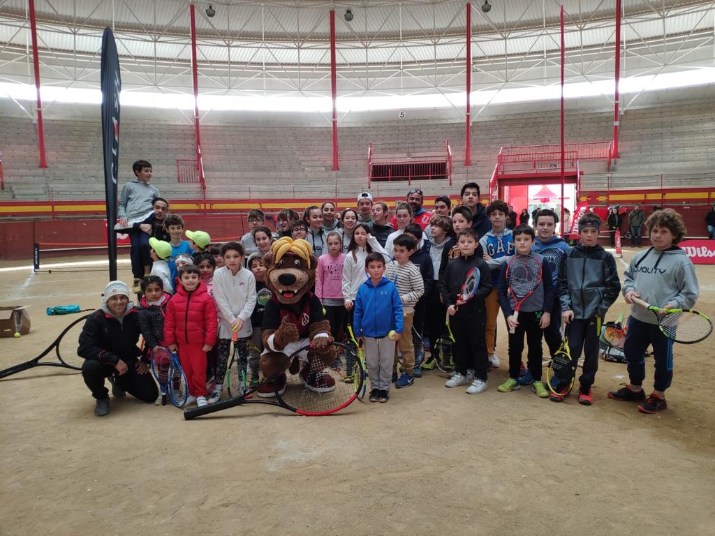 Más de 250 niños disfrutaron a lo grande  del tenis en la Plaza de Toros de Valdemorillo