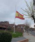 Todas las banderas ondean  a media asta en Valdemorillo en memoria  de los fallecidos por coronavirus en España