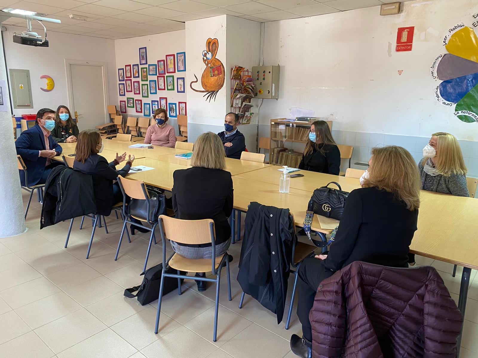 Celebrada la primera reunión informativa para avanzar en la implantación del proyecto bilingüe en el Colegio Juan Falcó