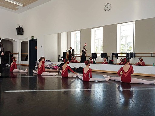 Pleno de aprobados y hasta cinco notables  en los primeros exámenes de danza profesional a los que se han presentado las alumnas de la EMMDEA