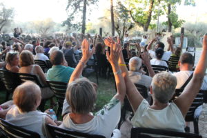 Valdemorillo celebra el Día de los Abuelos con el primer espectáculo organizado por el Ayuntamiento para despertar sus recuerdos y emociones en un escenario especial como el Parque de la Nava
