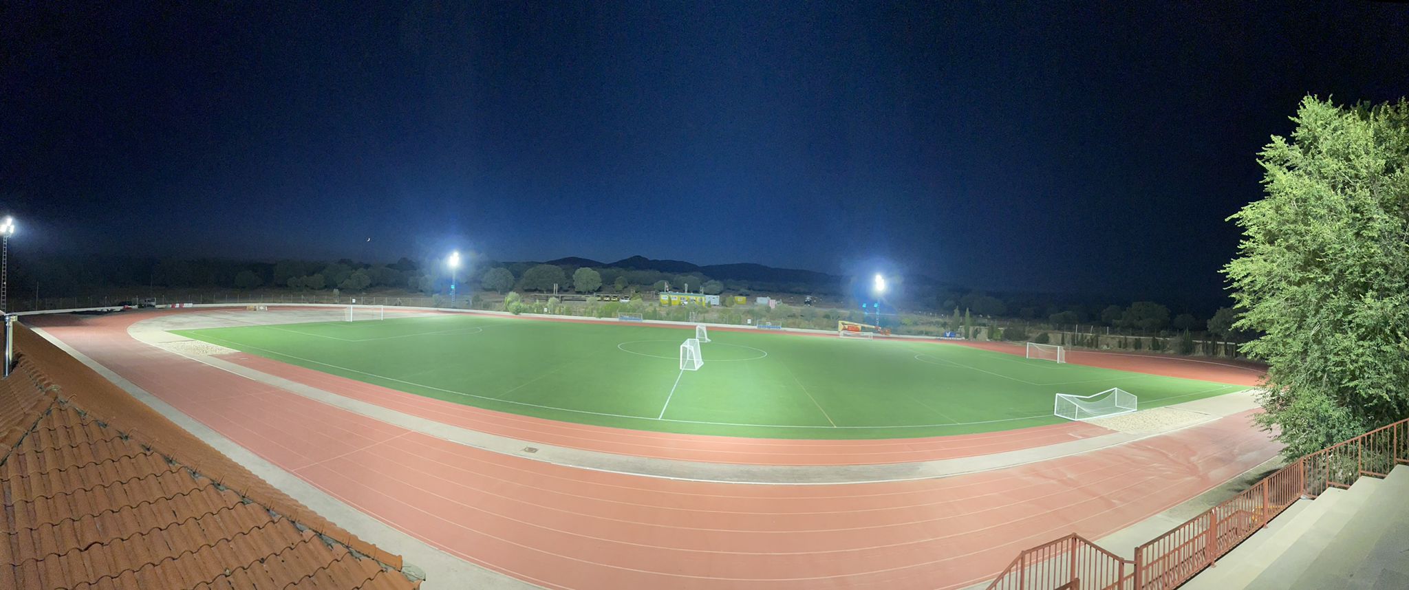 Las instalaciones deportivas de Valdemorillo  suman una importante mejora con la nueva iluminación del campo de fútbol y la pista de atletismo