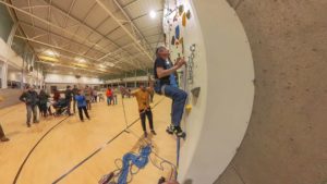 Valdemorillo inaugura su rocódromo con el veterano alpinista Carlos Soria coronando esta estructura de 85 m2 de superficie escalable