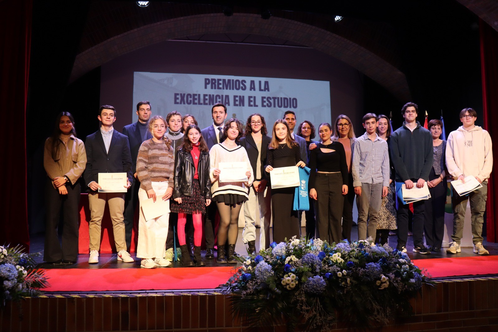 En este momento estás viendo El alcalde destaca la importancia de premiar  la excelencia académica “porque el esfuerzo de nuestros mejores estudiantes nos acerca un futuro lleno de posibilidades para Valdemorillo”
