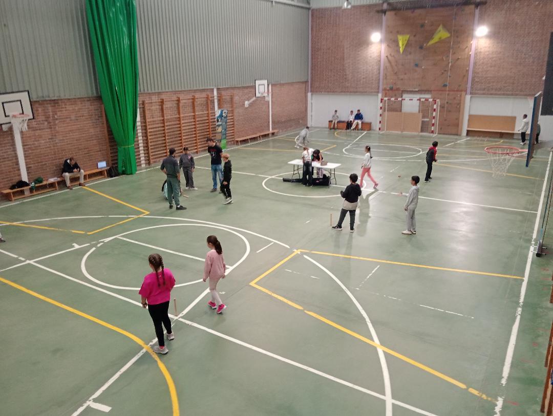 En este momento estás viendo Más de 80 escolares de Valdemorillo disfrutaron participando en el proyecto de la ADS ‘Juega la Sierra: Campeonato Intergeneracional de Juegos Tradicionales’
