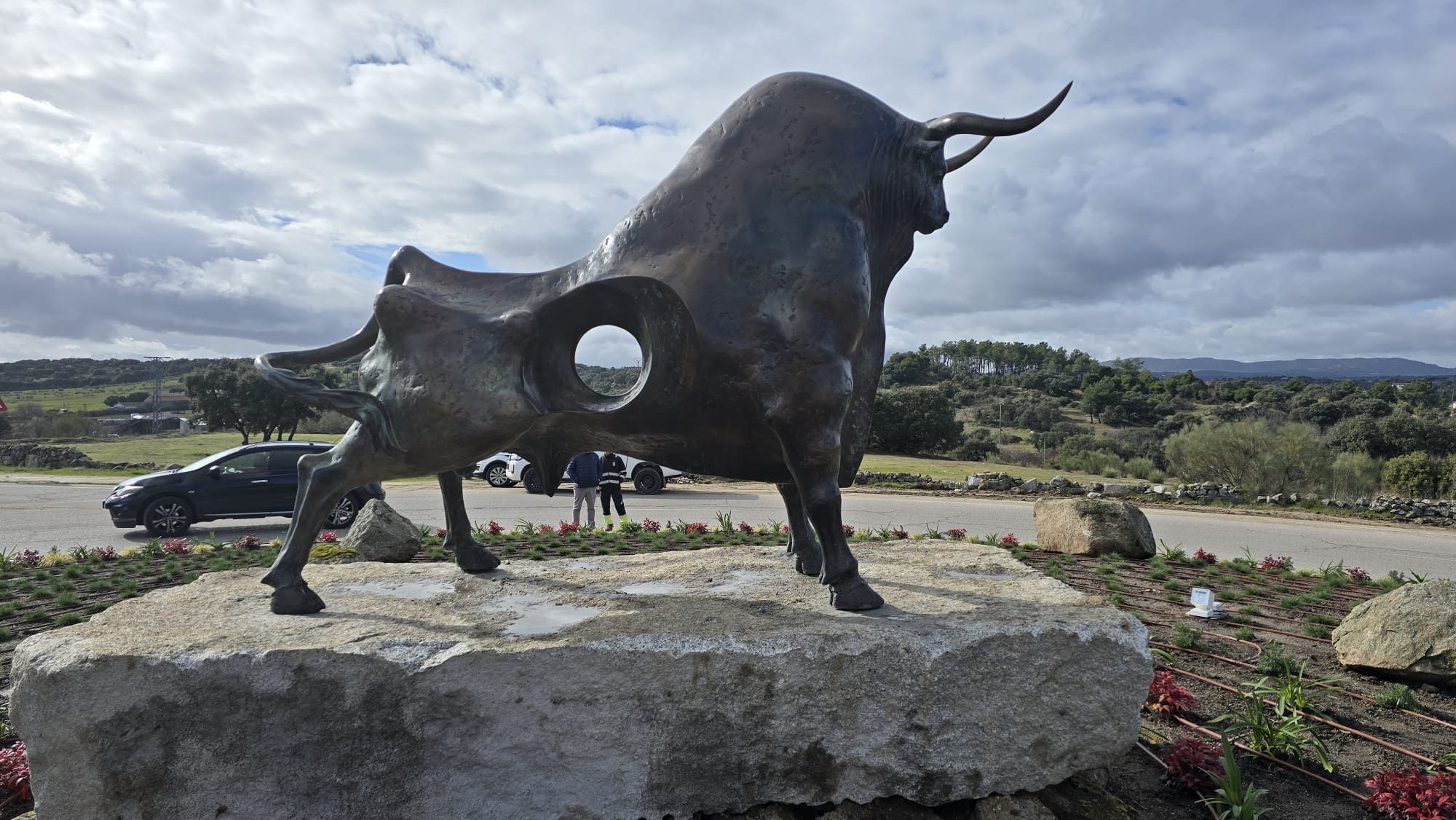 En este momento estás viendo Valdemorillo rinde homenaje al toro y todo su simbolismo  con la espectacular escultura de Pedro Labajos que ya se alza ante el coso de La Candelaria