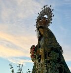 Lee más sobre el artículo Emoción, respeto y devoción marcan el paso en la popular Traída de la Virgen de la Esperanza