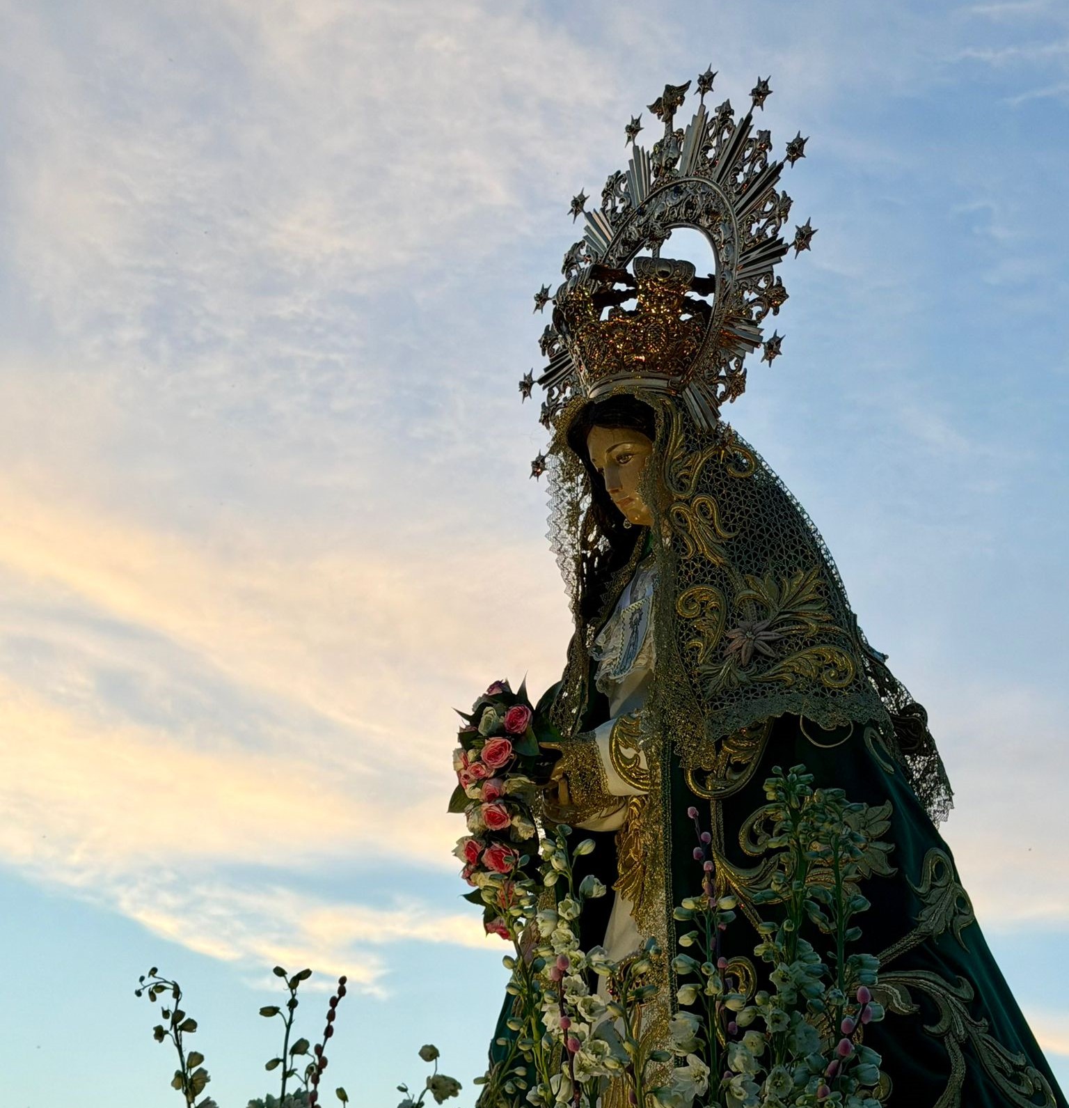 En este momento estás viendo Emoción, respeto y devoción marcan el paso en la popular Traída de la Virgen de la Esperanza